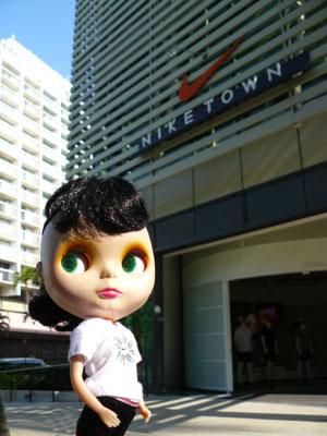 20080108-012.jpg - Nike Townでゴルと握手！（こら）