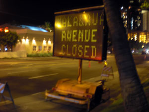 2009-01-18-2009-HAWAII-014.jpg - 帰りはてくてくお散歩です。明日はパレードがあるみたいです。