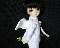 小さな花束を持って、天使は気ままにお散歩です。
